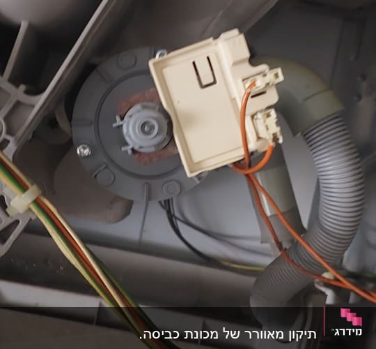 חלק חשמלי עם חוטים צבעוניים ומחבר פלסטיק